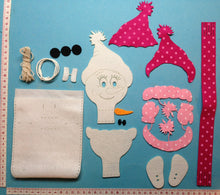 Lade das Bild in den Galerie-Viewer, Schneemannfrau "Yuki" aus Filz mit Säckchenbauch zum Nähen