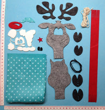 Lade das Bild in den Galerie-Viewer, Rentier aus Filz mit Mütze und Säckchenbauch zum Nähen