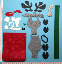 Lade das Bild in den Galerie-Viewer, Rentier aus Filz mit Mütze und Säckchenbauch zum Nähen