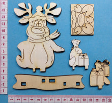 Lade das Bild in den Galerie-Viewer, Rentier "Rudi" sitzend mit Mütze und Geschenke zum Hinstellen