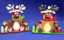 Lade das Bild in den Galerie-Viewer, Rentier "Rudi" sitzend mit Mütze und Geschenke zum Hinstellen