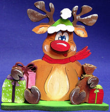 Lade das Bild in den Galerie-Viewer, Rentier "Rudi" sitzend mit Mütze und Geschenke zum Hinstellen