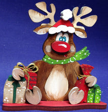 Lade das Bild in den Galerie-Viewer, Rentier "Rudi" sitzend mit Mütze und Geschenke zum Hinstellen