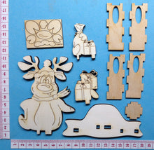 Lade das Bild in den Galerie-Viewer, Rentier "Rudi" sitzend mit Mütze und Geschenke als Stiftehalter