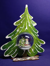 Lade das Bild in den Galerie-Viewer, Komplettset: Tannenbaum ca. 35cm mit Schneemann, Schlitten und Bäume in Acrylkugel