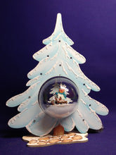 Lade das Bild in den Galerie-Viewer, Komplettset: Tannenbaum ca. 35cm  mit Rentier, Schlitten und Bäume in Acrylkugel