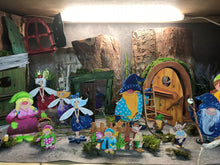Lade das Bild in den Galerie-Viewer, Wichteltür rustikal eckig aus Holz