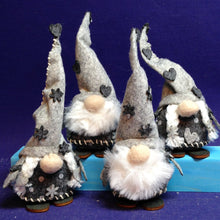 Lade das Bild in den Galerie-Viewer, Mini-Nähwichtelpaar - Frühjahrswichtel (4er Set)