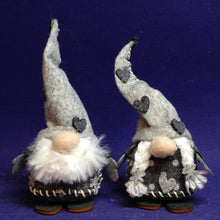 Lade das Bild in den Galerie-Viewer, Mini-Nähwichtelpaar - Frühjahrswichtel (4er Set)