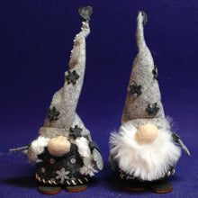 Lade das Bild in den Galerie-Viewer, Mini-Nähwichtelpaar - Frühjahrswichtel (4er Set)