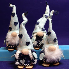 Lade das Bild in den Galerie-Viewer, Mini-Nähwichtelpaar - Frühjahrswichtel (4er Set)