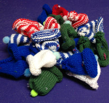 Lade das Bild in den Galerie-Viewer, kleine Mütze aus Strickschlauch