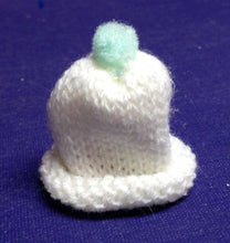 Lade das Bild in den Galerie-Viewer, kleine Mütze aus Strickschlauch
