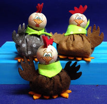 Lade das Bild in den Galerie-Viewer, Gockel und Hennen zum Fädeln aus Filz