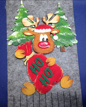 Lade das Bild in den Galerie-Viewer, Rentier mit Mütze aus Holz, Kantenhocker Rentierkopf mit Hufe