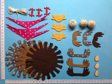 Lade das Bild in den Galerie-Viewer, Gockel und Hennen zum Fädeln aus Filz