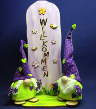 Lade das Bild in den Galerie-Viewer, Komplettset: Stele "Willkommen" 40cm mit Blumen, Bienen und Nähwichtelpaar