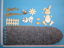 Lade das Bild in den Galerie-Viewer, Türschal aus Filz "Herzlich Willkommen" mit Hase und Zaun