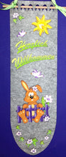 Lade das Bild in den Galerie-Viewer, Türschal aus Filz "Herzlich Willkommen" mit Hase und Zaun