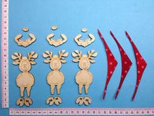 Lade das Bild in den Galerie-Viewer, Rentier-Uli Sängerknaben als Standfigur aus Holz (3er Set)