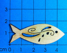 Lade das Bild in den Galerie-Viewer, Fisch mit Tribal aus Holz