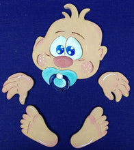 Lade das Bild in den Galerie-Viewer, Baby "Junge" als Kantenhocker aus Holz