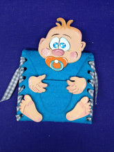 Lade das Bild in den Galerie-Viewer, Baby "Junge" als Kantenhocker aus Holz