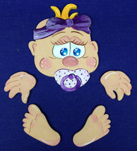 Lade das Bild in den Galerie-Viewer, Baby "Mädchen" als Kantenhocker aus Holz