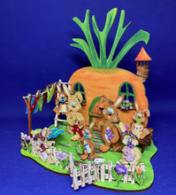 Lade das Bild in den Galerie-Viewer, Bastelset aus Holz: Karottenhäuschen mit Hasen und Hasenbabys