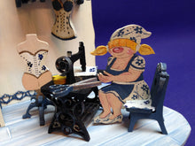 Lade das Bild in den Galerie-Viewer, Komplettset aus Holz: Nähstube mit viel Zubehör