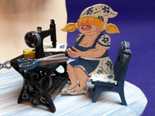 Lade das Bild in den Galerie-Viewer, Komplettset aus Holz: Nähstube mit viel Zubehör