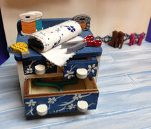 Lade das Bild in den Galerie-Viewer, Komplettset aus Holz: Nähstube mit viel Zubehör