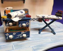 Lade das Bild in den Galerie-Viewer, Komplettset aus Holz: Nähstube mit viel Zubehör