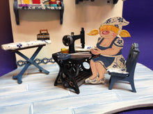 Lade das Bild in den Galerie-Viewer, Komplettset aus Holz: Nähstube mit viel Zubehör