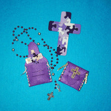 Lade das Bild in den Galerie-Viewer, Kreuz schmal mit Loch aus Holz 4,5cm