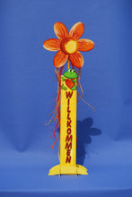 Lade das Bild in den Galerie-Viewer, Blume aus Holz als Leibgarde für Kantholz