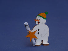 Lade das Bild in den Galerie-Viewer, Schneemann mit Mütze aus Holz, Standfigur Schneemann zum setzen malen, Schneemann aus Holz basteln, Weihnachtsdekoration, Bastelset Weihnachten, Weihnachtsdeko gestalten, Bastelidee Winter, Geschenkidee für Weihnachten, basteln mit Holz, basteln mit Kindern im Winter, Schneemann aus Holz gestalten, Weihnachtsbasteln, weihnachtliches Bastelset, Weihnachtsbasteln, Weihnachtsdeko gestalten, basteln mit Holz, Bastelset Weihnachten, Geschenkidee für Weihnachten, basteln mit Kindern im Winter, Bastelidee Winter