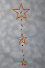 Lade das Bild in den Galerie-Viewer, Stern als Mobile aus Holz Weihnachtsdeko gestalten, Sterne basteln Weihnachten, basteln mit Holz, Sterne aus Holz basteln, basteln mit Kindern im Winter, Weihnachtsdekoration, Weihnachtsbasteln, Sterne malen, Deko mit Sternen aus Holz gestalten, Winterdeko selbst gestalten, Bastelidee Winter, Geschenkidee für Weihnachten, Sterne basteln Weihnachten, basteln mit Holz, Winterdeko selbst gestalten, Sterne aus Holz basteln, Sterne malen, Geschenkidee für Weihnachten, Bastelidee Winter, Weihnachtsdeko gestalte