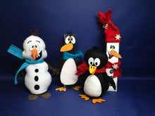 Lade das Bild in den Galerie-Viewer, Pinguin als Pfahltier aus Holz Weihnachtsbasteln, Pinguine malen, Weihnachtsdeko gestalten, Geschenkidee für Weihnachten, weihnachtliches Bastelset, Bastelset Weihnachten, Pinguin aus Holz basteln, Pinguin im Winter gestalten, Pfahl Tiere basteln mit Holz, Weihnachtsdekoration, basteln mit Kindern, Bastelidee Weihnachten, Pinguin im Winter gestalten, Weihnachtsbasteln, Bastelset Weihnachten, Weihnachtsdeko gestalten, Geschenkidee für Weihnachten, Pfahl Tiere basteln mit Holz, basteln mit Kindern, Weihnach