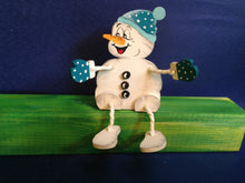 Lade das Bild in den Galerie-Viewer, Schneemann Eisy aus Holz, Schlenker-Figur Bastelidee Winter, Weihnachtsdeko gestalten, Schneemann aus Holz basteln, Weihnachtsbasteln, Schneemann aus Holz gestalten, Geschenkidee für Weihnachten, Weihnachtsdekoration, Bastelset Weihnachten, weihnachtliches Bastelset, basteln mit Holz, Schneemann zum setzen malen, basteln mit Kindern im Winter, Weihnachtsbasteln, Bastelset Weihnachten, weihnachtliches Bastelset, Schneemann zum setzen malen, Bastelidee Winter, basteln mit Holz, Geschenkidee für Weihnachten,