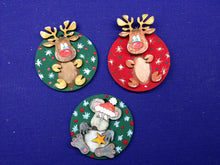 Lade das Bild in den Galerie-Viewer, Pompom Winter Figuren aus Holz Winter-Idee zum Basteln, Weihnachtsdeko basteln, Pompom Tiere aus Holz, Dekoration mit Kindern, Basteln mit Kindern, Rentier bemalen, Bastelset aus Holz, Bommel-Tiere basteln, gestalten, WRU 4203SB