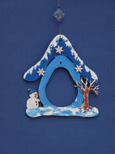 Lade das Bild in den Galerie-Viewer, Schneemann mit Mütze und Besen aus Holz Weihnachtsdeko gestalten, Geschenkidee für Weihnachten, basteln mit Kindern im Winter, Schneemann malen, Schneemann basteln Weihnachten, Schneemann aus Holz gestalten, Bastelidee Winter, Weihnachtsdekoration, Schneemann aus Holz basteln, basteln mit Holz, Weihnachtsbasteln, Winterdeko selbst gestalten, Weihnachtsdeko gestalten, basteln mit Holz, Schneemann aus Holz gestalten, Geschenkidee für Weihnachten, Schneemann malen, Weihnachtsbasteln, Weihnachtsdekoration, Ba