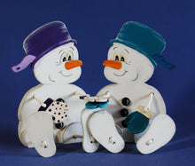 Lade das Bild in den Galerie-Viewer, Schneemann aus Holz, Schlenker-Figur Schneemann zum setzen malen, Weihnachtsbasteln, Schneemann aus Holz gestalten, Schneemann aus Holz basteln, Bastelset Weihnachten, weihnachtliches Bastelset, Bastelidee Winter, Weihnachtsdeko gestalten, basteln mit Holz, basteln mit Kindern im Winter, Weihnachtsdekoration, Geschenkidee für Weihnachten, Schneemann aus Holz basteln, Schneemann zum setzen malen, Weihnachtsdeko gestalten, Bastelset Weihnachten, Bastelidee Winter, weihnachtliches Bastelset, Weihnachtsdekora