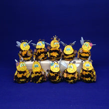 Lade das Bild in den Galerie-Viewer, Pompom Bienen aus Holz gestalten, Dekoration mit Kindern, Basteln mit Kindern, Pompom Tiere aus Holz, Frühjahrsdeko basteln, Bienen basteln, Bommel-Tiere basteln, Bastelset aus Holz, Bienchen bemalen,   WBI 4303SB