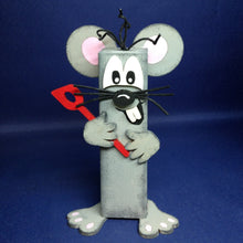 Lade das Bild in den Galerie-Viewer, Pfahltier Maus aus Holz Jahresdeko basteln, Bastelset aus Holz, Bastelset Mäuse, Tiere aus Holz gestalten, Tiere basteln mit Holz, Bastelidee für Kinder, Mäuse bemalen, Dekoration mit Kindern gestalten, Deko gestalten, Basteln mit Kindern, PMA 3204SB