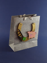 Lade das Bild in den Galerie-Viewer, Hufeisen aus Holz Dekoidee Frühjahr basteln, Holzteile bemalen, Bastelset aus Holz, Kleine Holzteile, Basteln mit Holz für Kinder, Pferd aus Holz basteln, Bastelideen für Kinder, Jahresdeko malen, Basteln mit Holzteilen, Bastelidee für Kinder, Einhorn, Bauernhof, Bauernhoftiere, Basteln mit Kindern, Pferd basteln mit Holz, Pferd gestalten, Bastelbedarf aus Holz, Dekoidee Kindergeburtstag, Glück, Hufeisen aus Holz, Basteln mit Kindern, Pferd basteln mit Holz, Holzteile bemalen, Dekoidee Kindergeburtstag, B