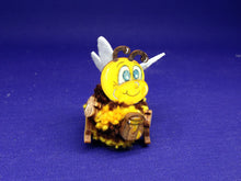 Lade das Bild in den Galerie-Viewer, Pompom Bienen aus Holz gestalten, Bommel-Tiere basteln, Pompom Tiere aus Holz, Frühjahrsdeko basteln, Bastelset aus Holz, Bienen basteln, Basteln mit Kindern, Dekoration mit Kindern, Bienchen bemalen,   WBI 4303SB