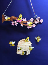 Lade das Bild in den Galerie-Viewer, Bienenkorb mit 5 Bienen ca. 15cm aus Holz Honigglas dekorieren, Frühjahrsdekoration, Frühjahrsdekoration Biene, Bastelidee Biene, Bienenhaus, Bastelidee Biene, Bienenkorb, Bienenzubehör, Honig selber machen, Bienenstock,   BIH 7715SB