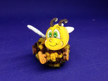 Lade das Bild in den Galerie-Viewer, Pompom Bienen aus Holz Basteln mit Kindern, Pompom Tiere aus Holz, Dekoration mit Kindern, Frühjahrsdeko basteln, Bienen basteln, Bienchen bemalen, Bastelset aus Holz, gestalten, Bommel-Tiere basteln,   WBI 4303SB