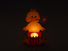 Lade das Bild in den Galerie-Viewer, Teelichthalter Küken aus Holz basteln für Osterdeko, Osterdekoration aus Holz gestalten, Ostergeschenk selber basteln, Ostereier gestalten, Osterbasteln einfach mit Kindern, Bastelideen für Ostern, Bastelset aus Holz zum Basteln, Küken aus Holz, Osterdeko selbst gestalten, Küken aus Holz bemalen, basteln zu Ostern mit Kindern, Teelichthalter aus Holz gestalten, KKT 8516SB